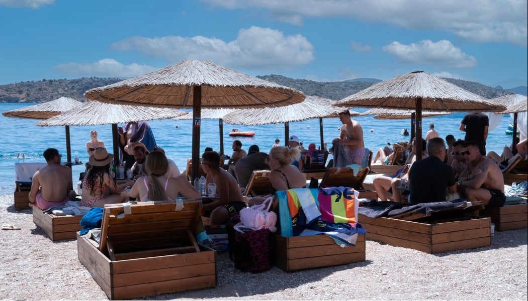Εξωφρενικές τιμές για τις ξαπλώστρες στην Αττική!