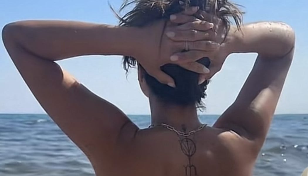 Η Σοφία Παυλίδου ατενίζει τόπλες το απέραντο γαλάζιο - "Καυτό" βίντεο!