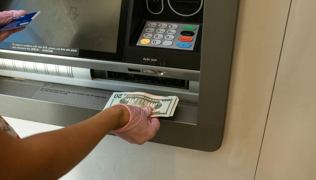 Τι σημαίνει ATM και ποια είναι η σωστή προφορά των τριών γραμμάτων;