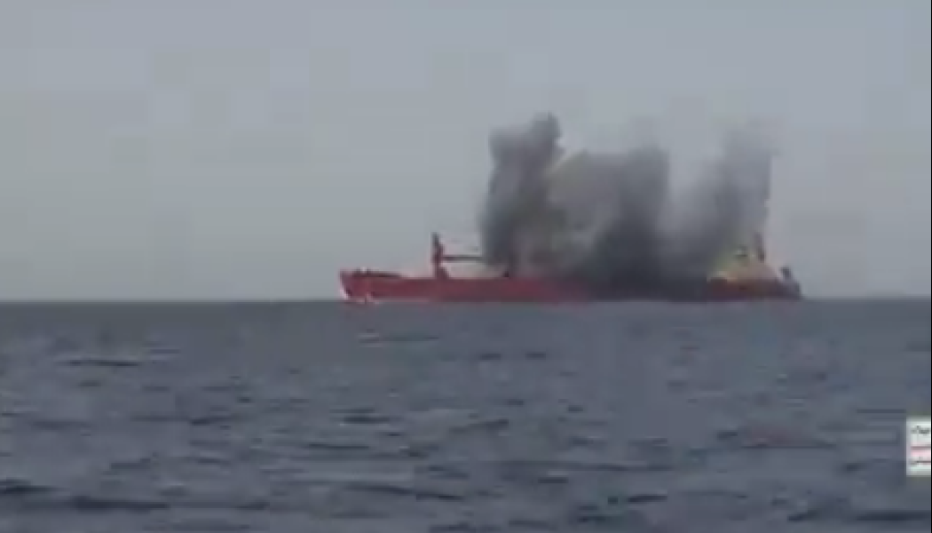 Χούθι: Βίντεο από τη στιγμή που χτυπούν το ελληνόκτητο πλοίο Magic Seas