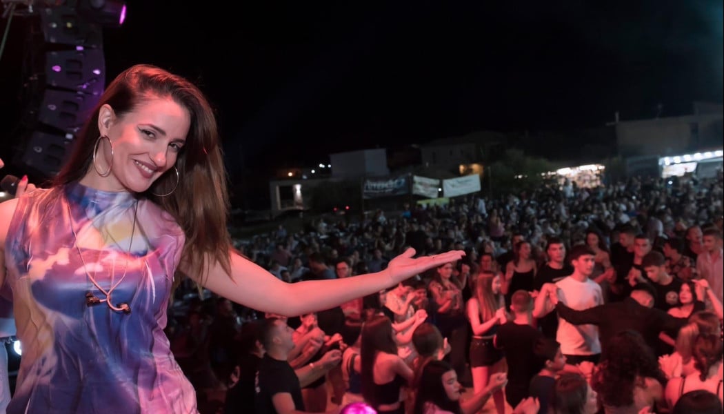 Στα ύψη η θερμοκρασία! Η Ξένια Βέρρα βάζει φωτιά στη γειτονιά (BINTEO)