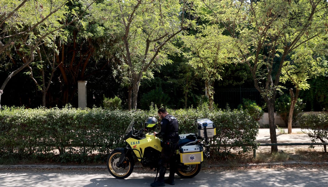 Συναγερμός: Γυναίκα αυτοπυρπολήθηκε έξω από την Αίγλη Ζαππείου