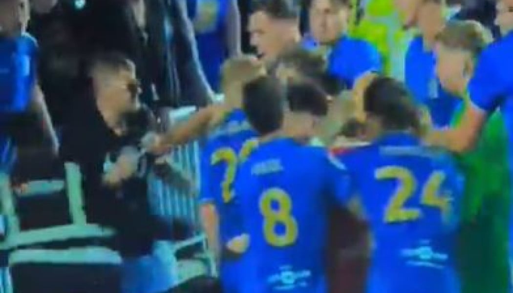 Εισβολή οπαδού στην Αγγλία - Μια ανάσα από τους παίκτες (ΒΙΝΤΕΟ)