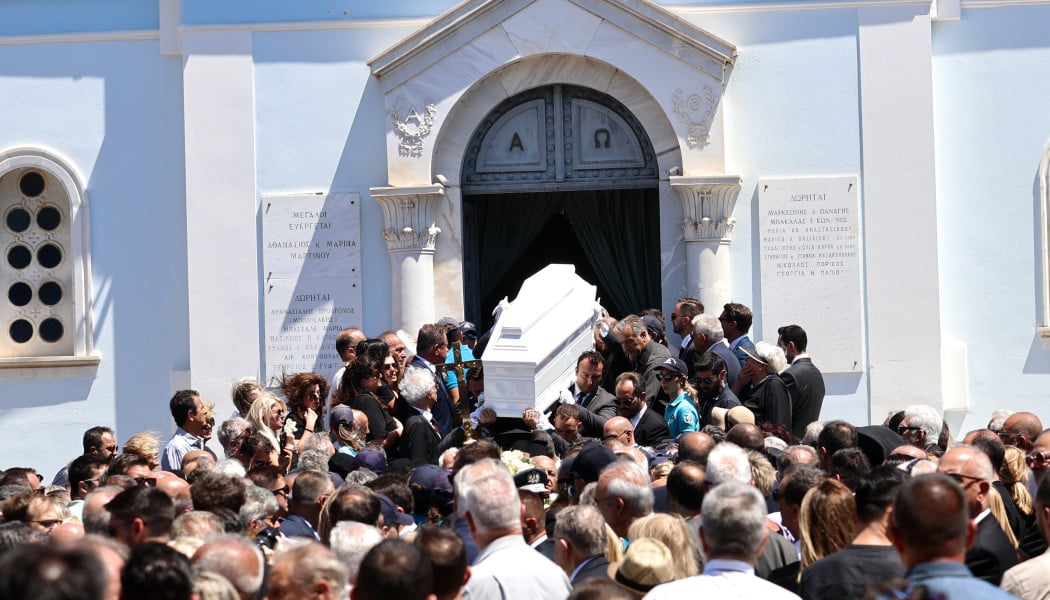 «Κουράγιο πρόεδρε»: Η ανατριχιαστική στιγμή που βγαίνει το λευκό φέρετρο