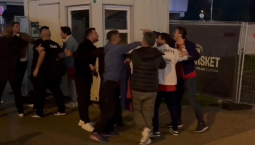 Ένταση μεταξύ Ελλήνων και Τούρκων φιλάθλων μετά τη λήξη (ΒΙΝΤΕΟ)