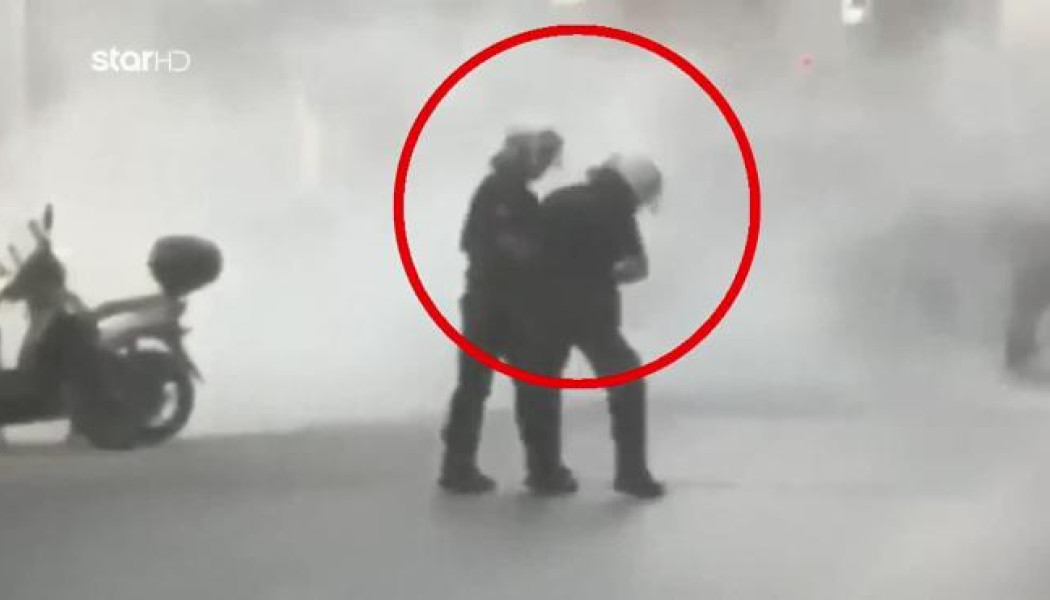 Αστυνομικός χαστούκισε συνάδελφό του κατά τη διάρκεια επεισοδίων (ΒΙΝΤΕΟ)