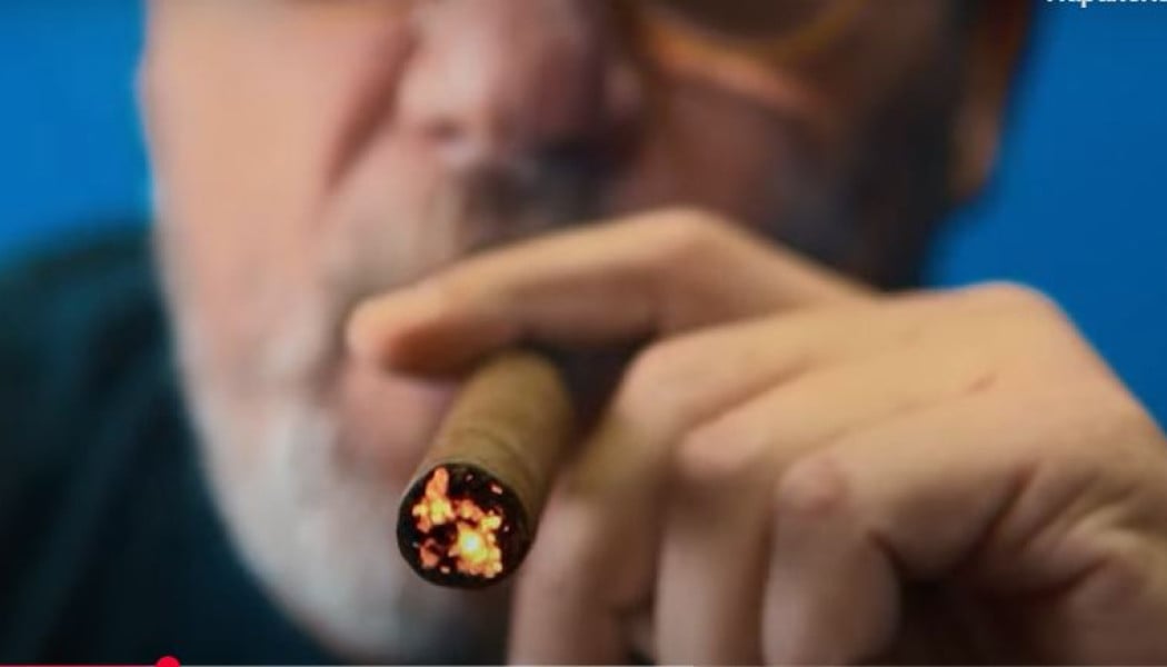 Επικός Φάνης Χριστοδούλου: Με πούρο τηλεφωνεί στους παλιόφιλους (ΒΙΝΤΕΟ)