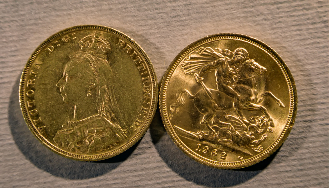 Στα "ύψη" η χρυσή λίρα: Αξίζει πλέον όσο ένας μισθός!