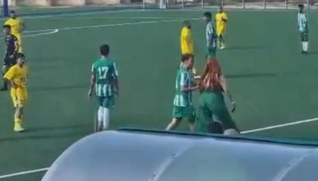 Σάλος! Πληθωρική αντιπρόεδρος ομάδας δείχνει το μεσαίο δάχτυλο σε διαιτητή