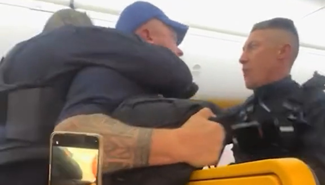 Χαμός σε πτήση της Ryanair - Σύγκρουση με αστυνομικούς στο αεροπλάνο (Vid)
