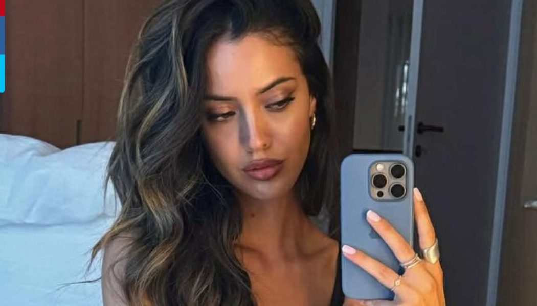 Τρέλα! Η Δανάη Λιβιεράτου απολαμβάνει topless τα νέα τραγούδια της (ΦΩΤΟ)