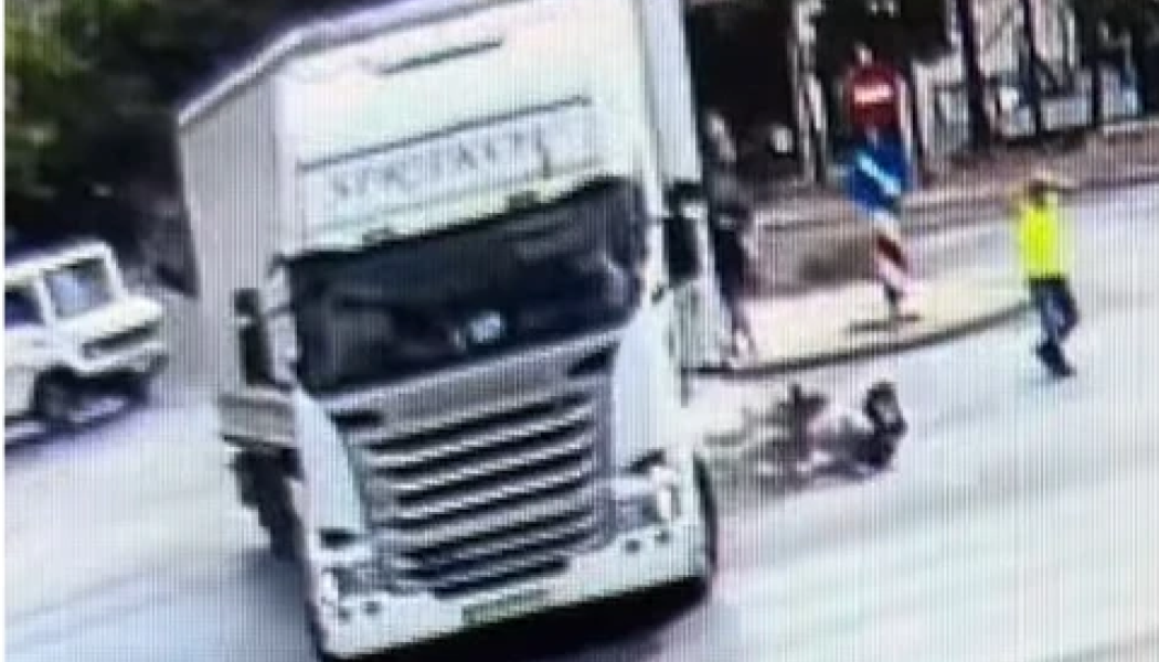 Θεσσαλονίκη: Η σύγκρουση μηχανής με νταλίκα - Νεκρός ο οδηγός (ΒΙΝΤΕΟ)