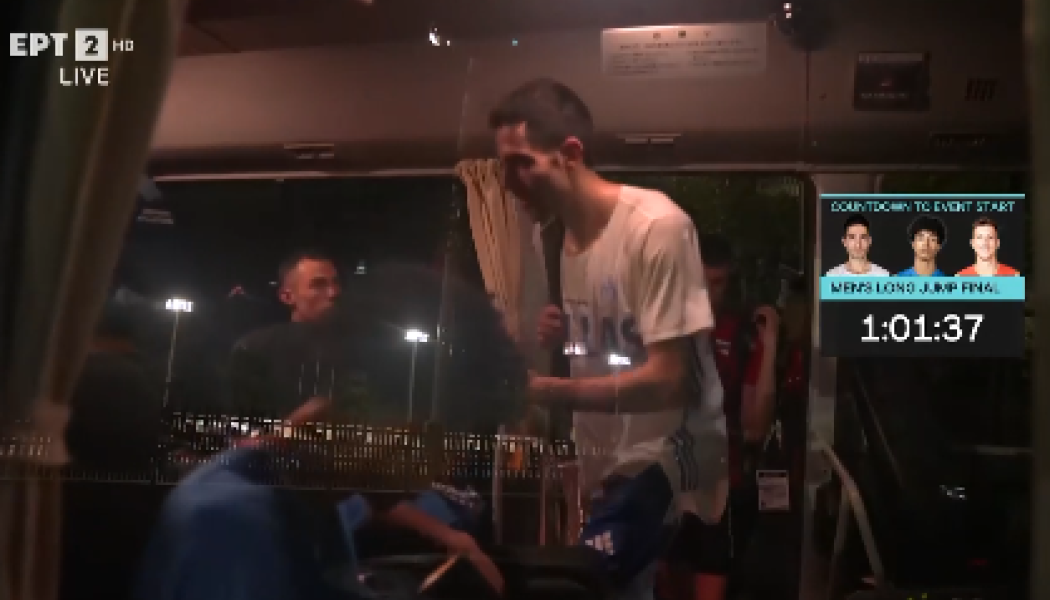 Χαμογελαστός ο Τεντόγλου, επιβιβάζεται στο πούλμαν πριν τον τελικό (ΒΙΝΤΕΟ)