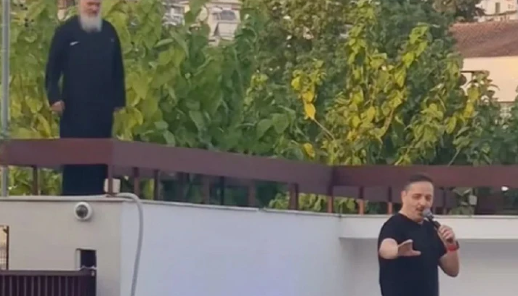 Απίστευτη στιγμή σε παράσταση του Τσουβέλα όταν εμφανίστηκε Ιερέας