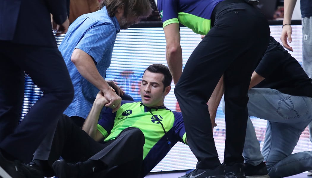 Παίκτης του Πανιωνίου έβγαλε νοκ-άουτ τον διαιτητή! (ΒΙΝΤΕΟ)