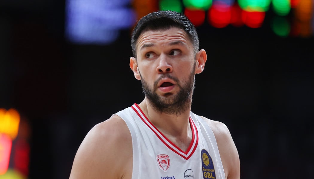 Έντονος διάλογος του Παπανικολάου-Μπαφέ στον πάγκο του Ολυμπιακού (Vid)