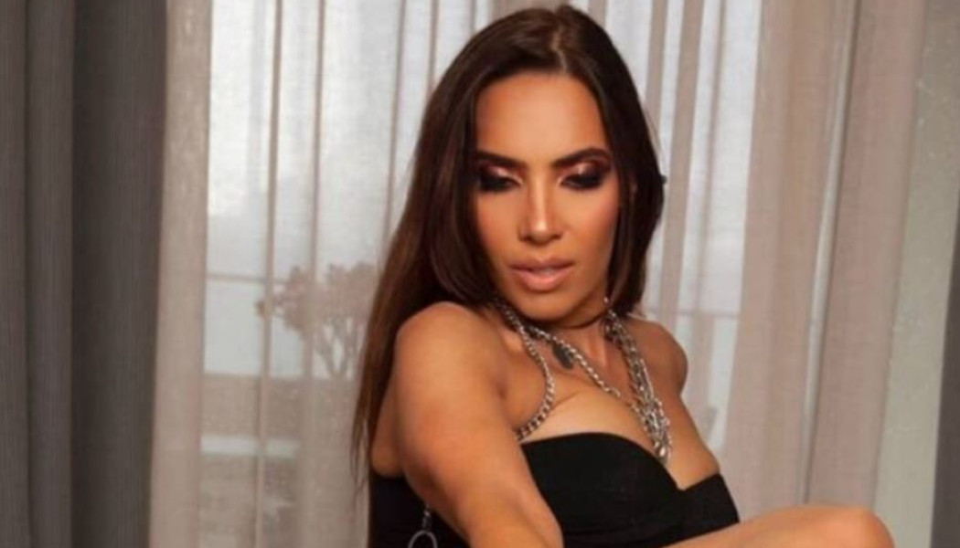 Η προκλητική πόζα της Μάγκυ Χαραλαμπίδου πάνω στο τραπέζι (ΦΩΤΟ)