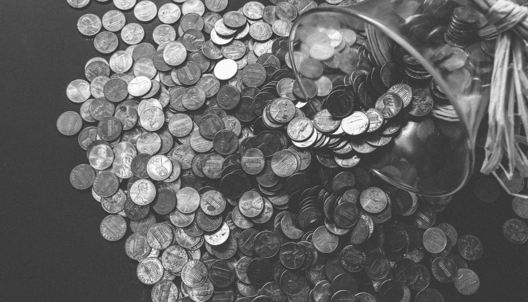 Έψαχνε σκουλήκια και βρήκε… θησαυρό με μαργαριτάρια και 20.000 νομίσματα