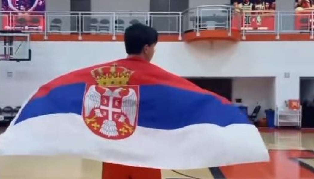 Ο Αντρέι Στογιάκοβιτς ποζάρει με τη σημαία της Σερβίας!