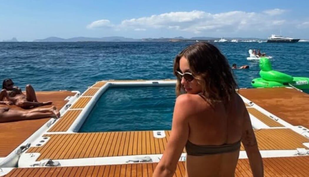 Τρία κολασμένα καρέ με το κορίτσι... πρόκληση στο σκάφος! (ΦΩΤΟ)