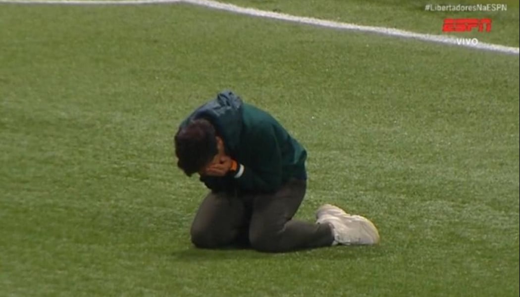 Πρώην προπονητής του ΠΑΟΚ ξέσπασε σε κλάματα μέσα στο γήπεδο (Vid)