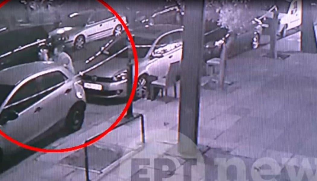 Καλλιθέα: Η στιγμή που ο 50χρονος χαρακώνει όχημα με μαχαίρι
