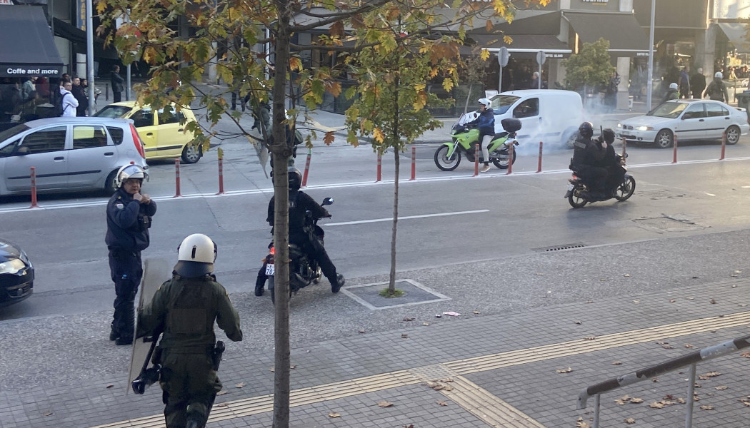 Επίθεση κουκουλοφόρων σε αστυνομικούς στη δίκη Καμπανού (ΦΩΤΟ-ΒΙΝΤΕΟ)