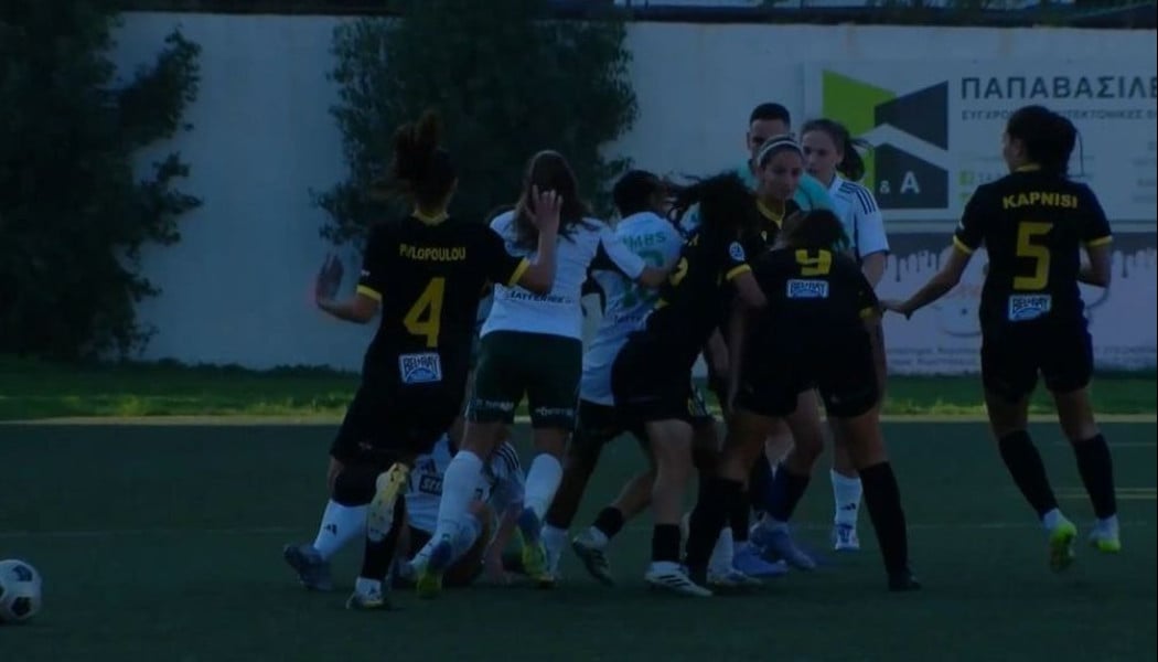 Πιάστηκαν στα χέρια! - Έντονη σύρραξη στο γυναικείο ντέρμπι ΑΕΚ - ΠΑΟ (Vid)