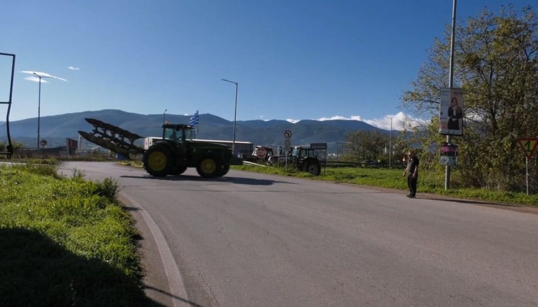 Eπεισόδια στο μπλόκο των αγροτών - Σήκωσαν περιπολικό που έκλεισε τον δρόμο
