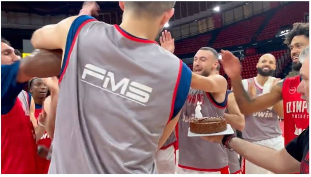 Τούρτα και φατούρο για τον Κώστα Αντετοκούνμπο (ΒΙΝΤΕΟ)