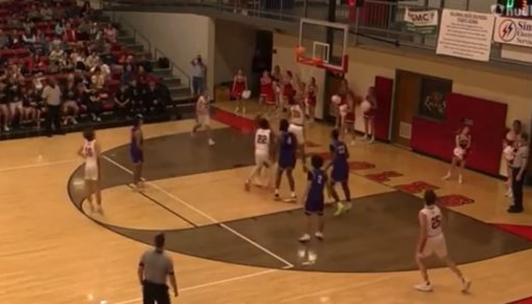 Τραγωδία: Μπασκετμπολίστας πέθανε μετά από τρομερή πτώση σε αγώνα (Vid)