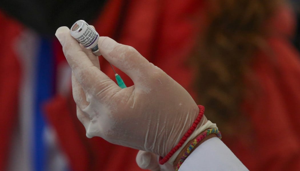 Επίτροπoς της FDA συνδέει 10 θανάτους παιδιών με τα εμβόλια κατά Covid!