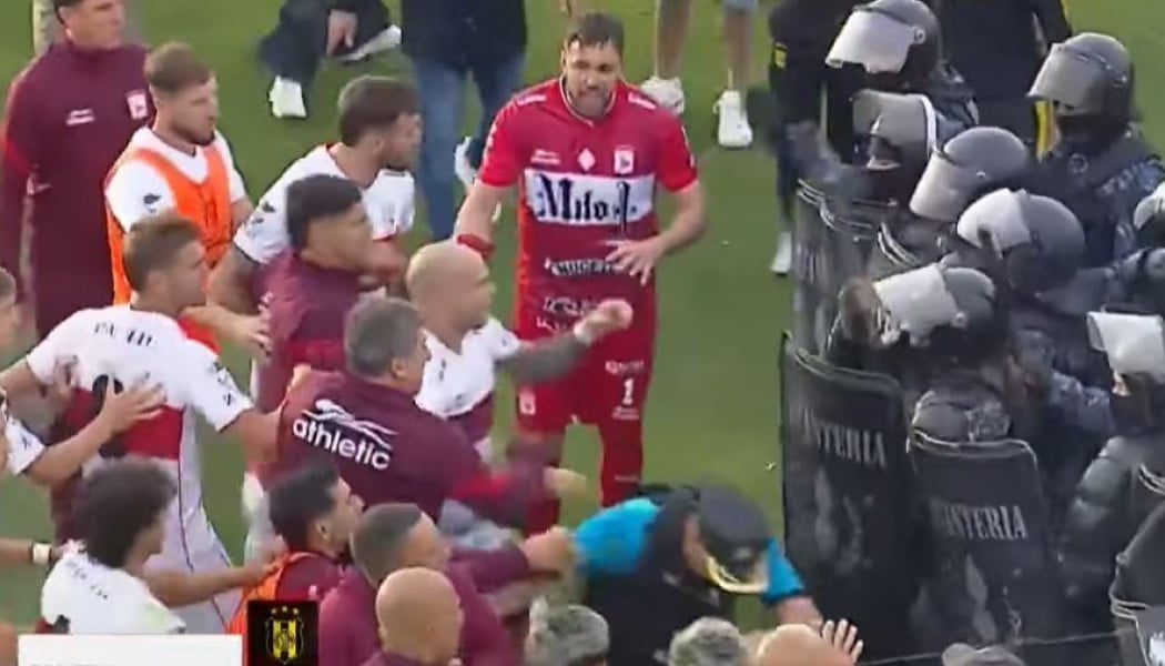 Βίαια επεισόδια και χημικά σε ποδοσφαιρικό γήπεδο (ΒΙΝΤΕΟ)