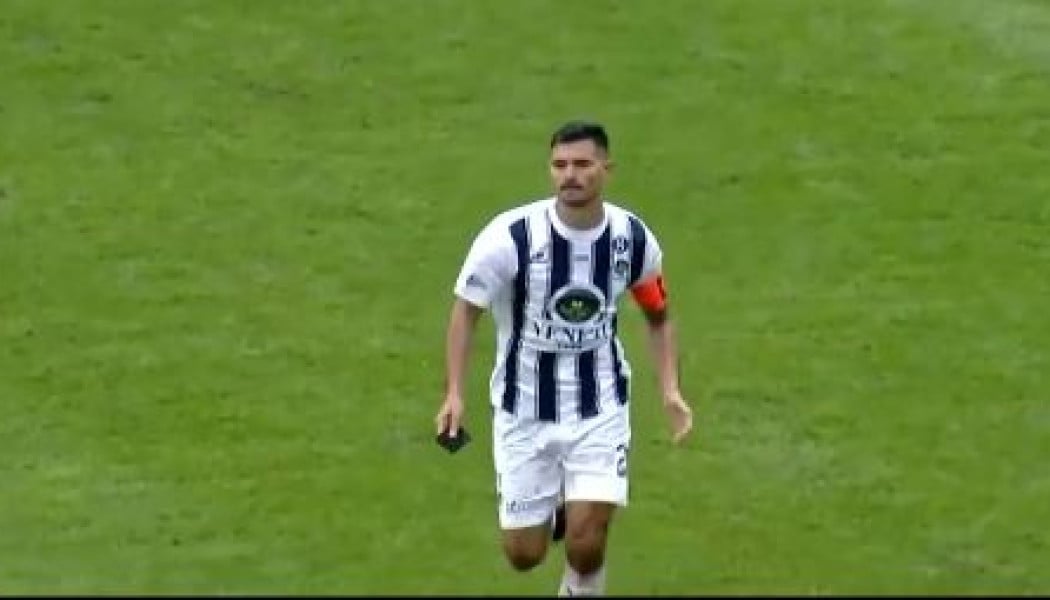 Ο Εραμούσπε πετάει εκτός αγωνιστικού χώρου ένα... κινητό τηλέφωνο (ΒΙΝΤΕΟ)