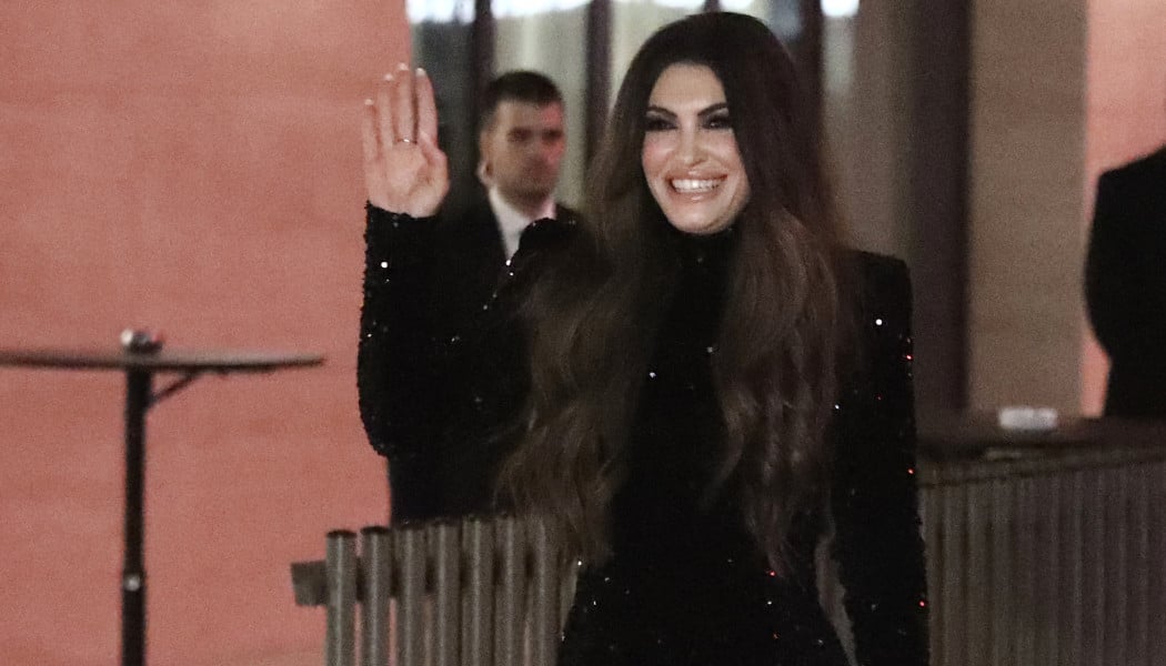 Η πρώτη εμφάνιση της Γκίλφοϊλ στην Ελλάδα - Έβγαλε μάτια με μαύρο φόρεμα!