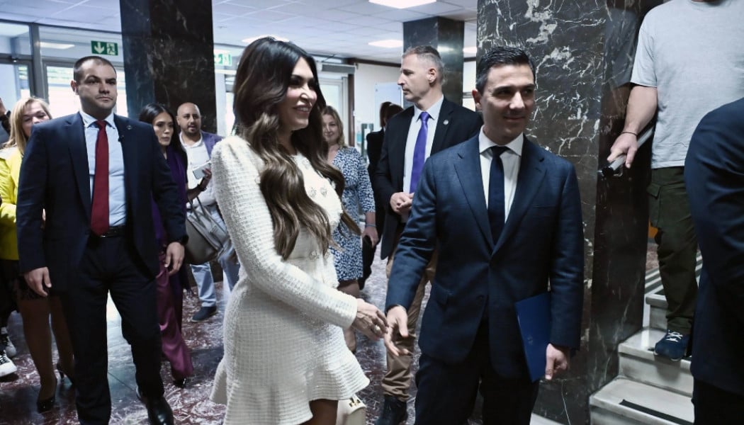 Με εντυπωσιακή μίνι τουαλέτα στο MadWalk η Κίμπερλι Γκίλφοϊλ (ΦΩΤΟ-ΒΙΝΤΕΟ)