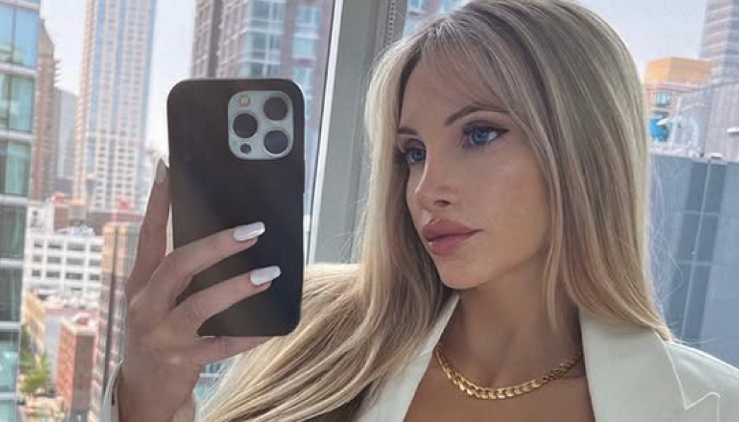 Ξανθιά καλλονή με ολόσωμη φόρμα και εντυπωσιακές καμπύλες (ΦΩΤΟ)