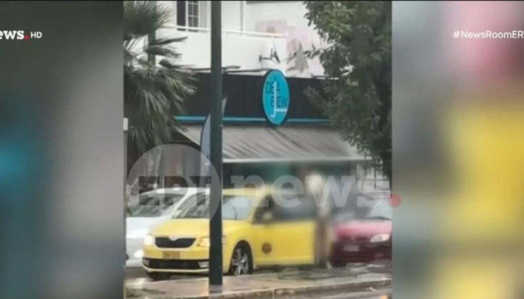 Άγριος καβγάς στην Αθήνα υπό βροχή: Οδηγός χτύπησε ταξιτζή (ΒΙΝΤΕΟ)