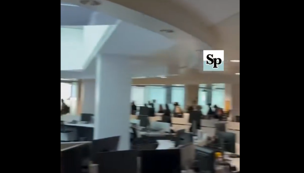 Εισβολή στα γραφεία εφημερίδας με συνθήματα και... κοπριά! (ΒΙΝΤΕΟ)