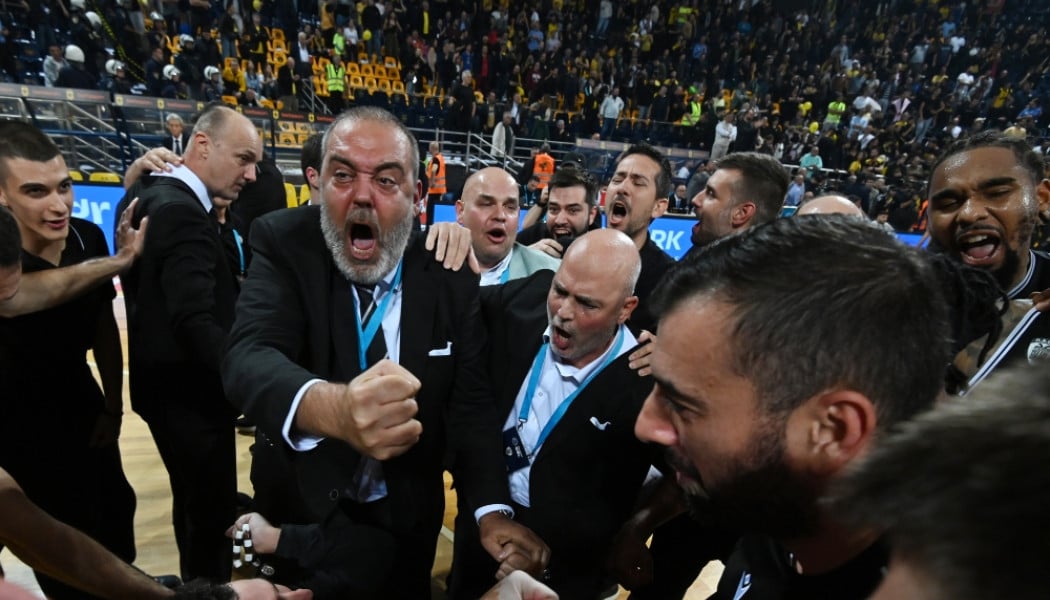 Τρομερές σκηνές στο Παλέ: Με ποιον πανηγύρισαν οι παίκτες του ΠΑΟΚ! (Vid)