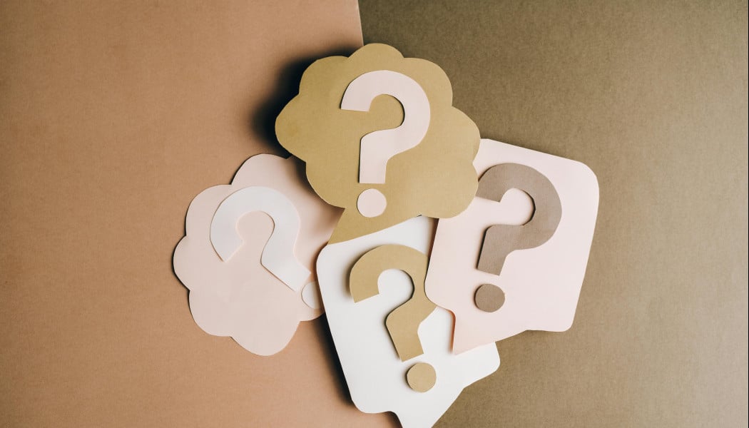 Τραγουδιστής έβαζε την σύντροφό του να “ικανοποιεί” φίλους στο καμαρίνι