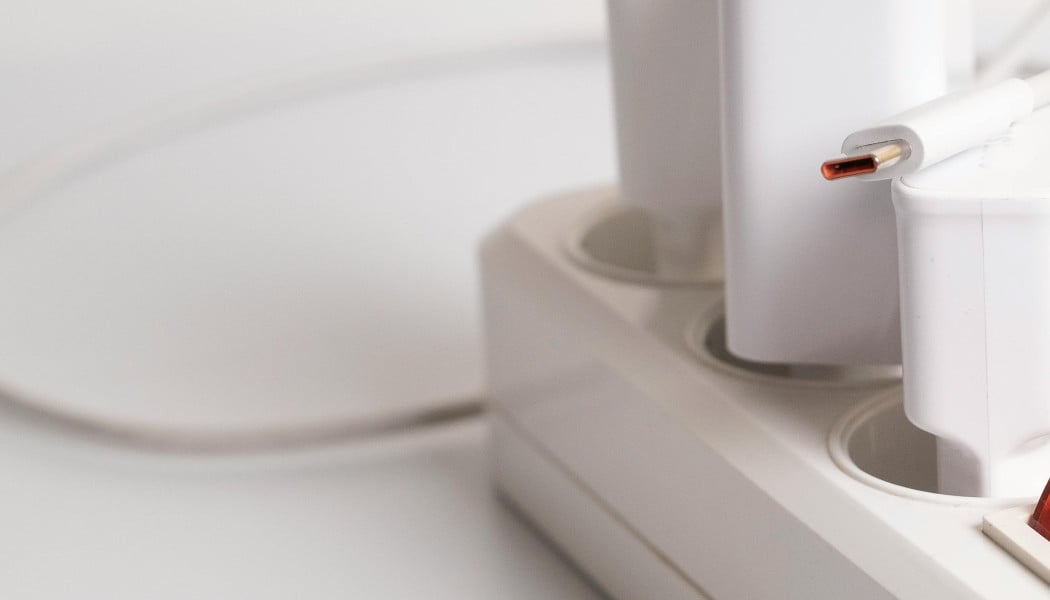 Συνδέεις αυτές τις συσκευές με πολύπριζο; Σταμάτα το αμέσως!