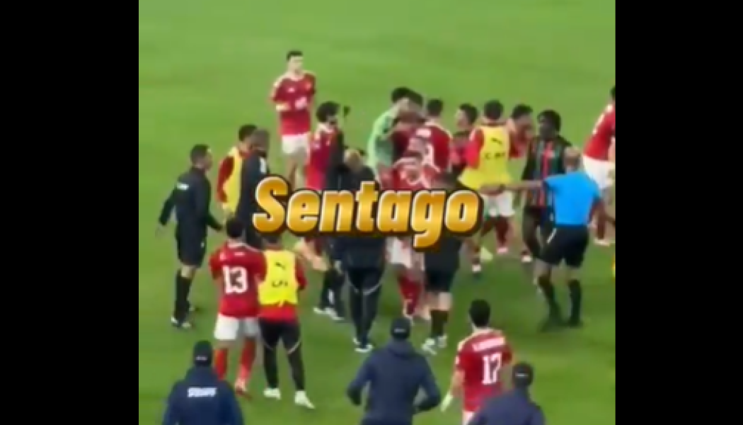 Αδιανόητο: Ποδοσφαιριστής δέχτηκε επίθεση με μαχαίρι μέσα στο γήπεδο! (Vid)