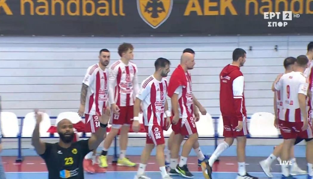 Χαμός στο ΑΕΚ-Ολυμπιακός: Αποχώρησαν οι Ερυθρόλευκοι (ΒΙΝΤΕΟ)