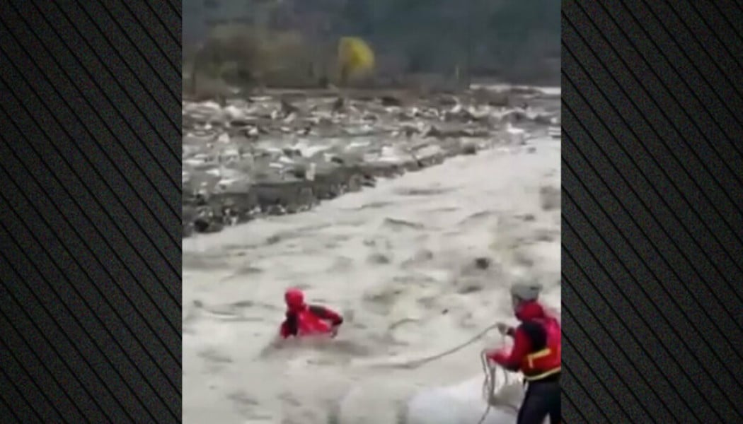 Ούτε στο σινεμά! Διάσωση πυροσβέστη που παρασύρθηκε από ορμητικά νερά (Vid)