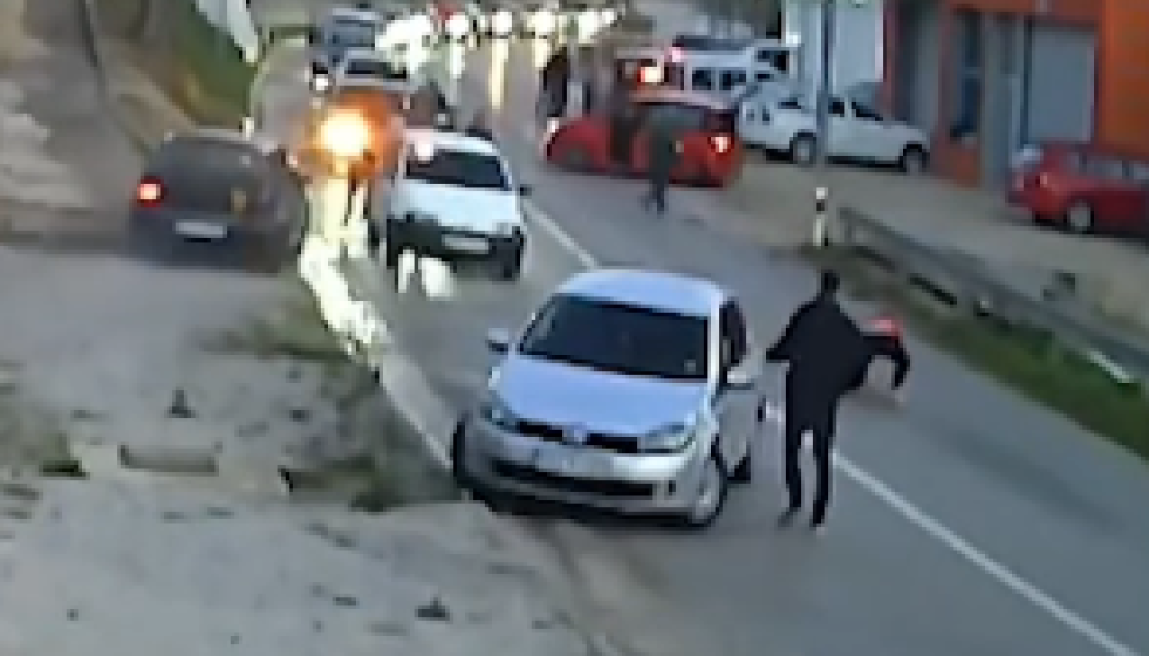 Φρίκη: Τράκαραν, τσακώθηκαν και κυνηγούσε να τους πατήσει με το αμάξι (Vid)