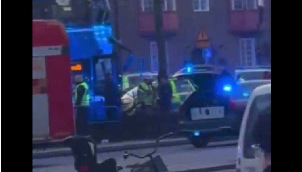 Στοκχόλμη: Λεωφορείο έπεσε σε στάση – Πολλοί νεκροί και τραυματίες (Vid)