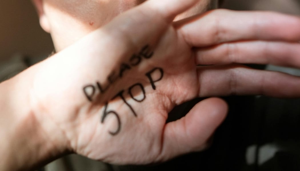 Πάτρα: Καθηγητής έδειξε γυμνές φωτογραφίες των παιδιών του σε μαθήτρια