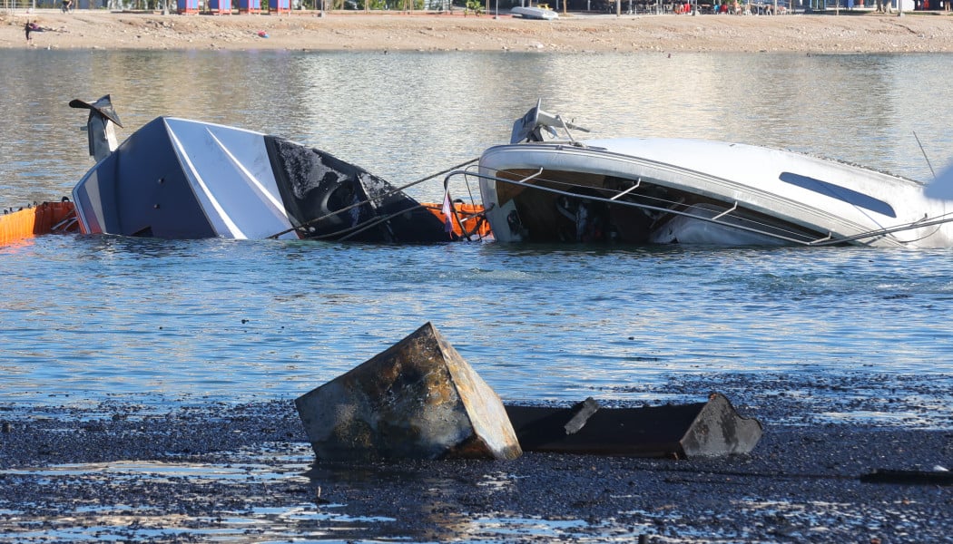 Ζέας: Βίντεο ντοκουμέντο - Η στιγμή που τυλίγονται στις φλόγες τα σκάφη