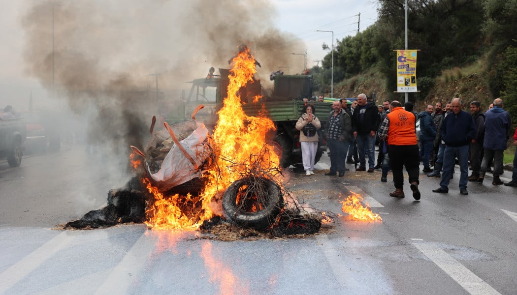 Ξεφεύγει η κατάσταση στα μπλόκα: «Πάτα τον, τον π@@η»!